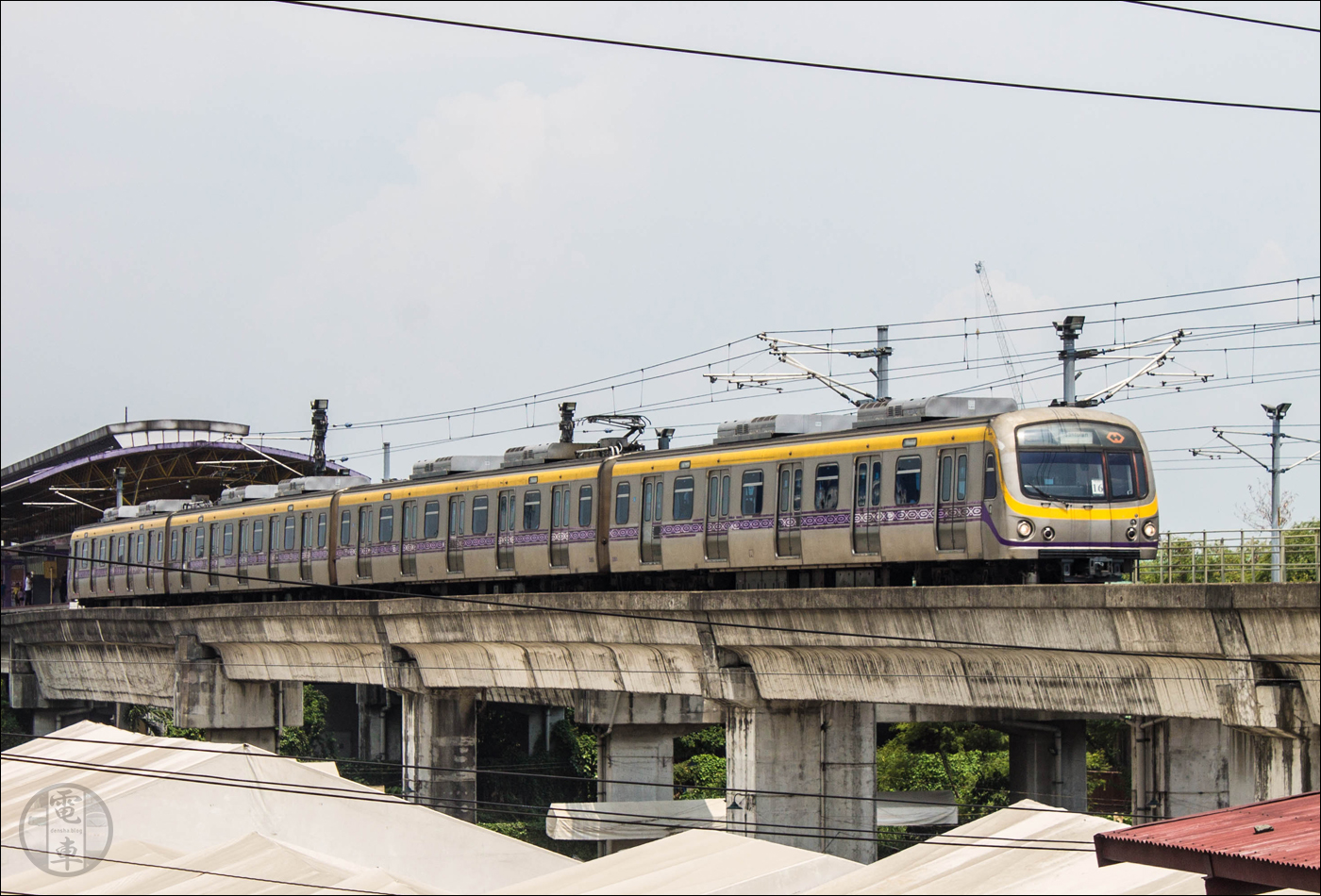 Hyundai-Rotem gyártmányú, 2000-es sorozatú motorvonat a manilai metró 2-es vonalán Santolan megálló közelében.