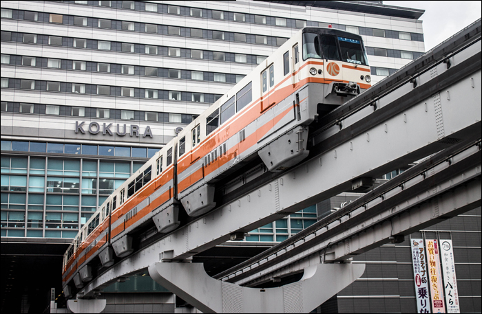 A Kitakyushu Monorail egy szerelvénye Kokura állomás közelében.