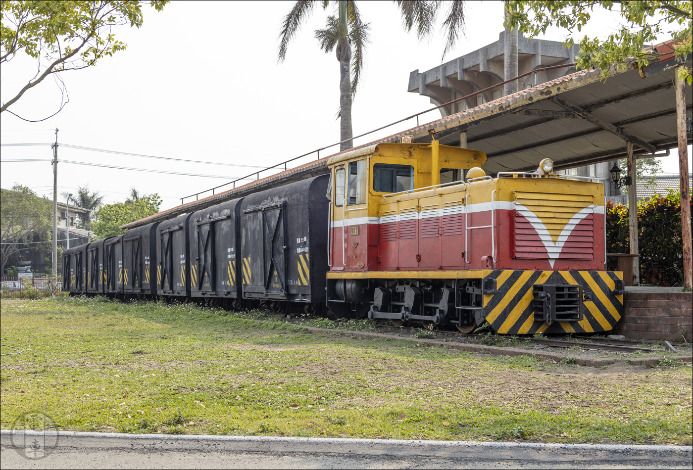 A 817-es számú, Hitachi gyártmányú mozdony néhány fedett teherkocsi társaságában.