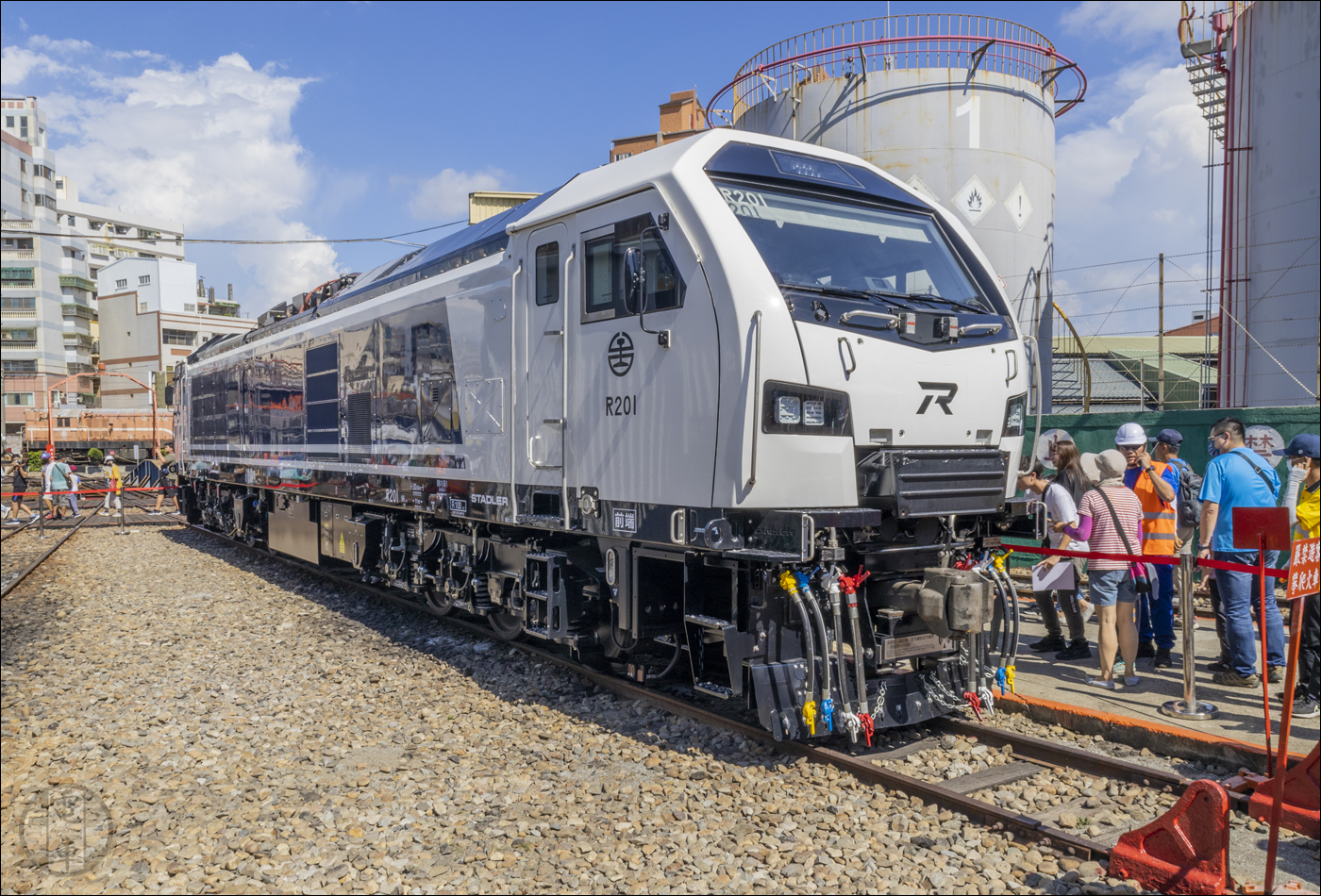 A Stadler-féle mozdonyduó első tagja a changhuai körfűtőház udvarán 2023 júliusában.