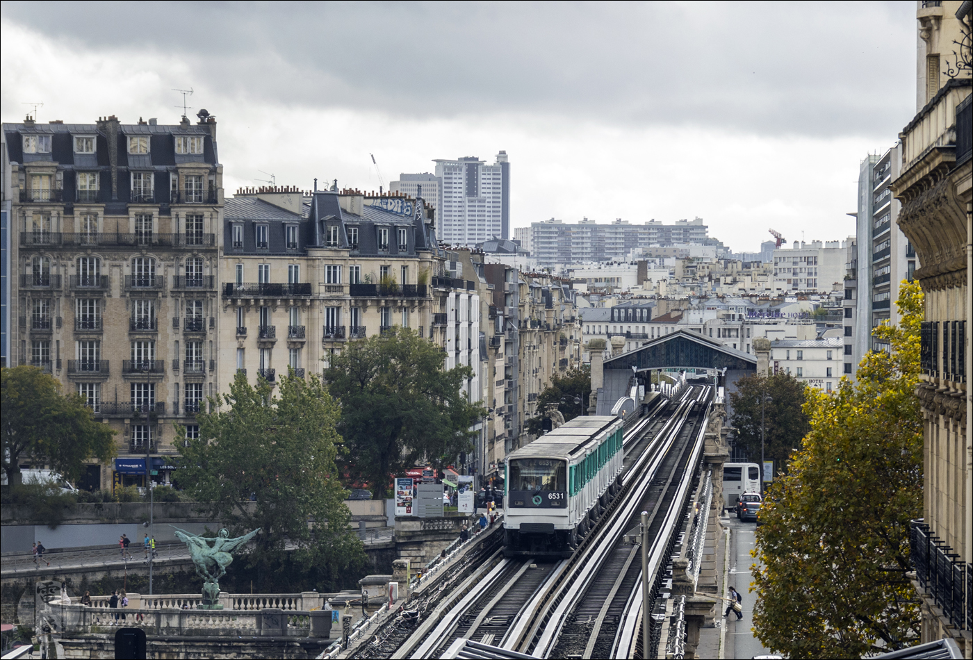 A párizsi metró 6-os vonalán közlekedő, 1974-es évjáratú, Alsthom gyártmányú MP73 típusú járművek egyike a híres Bir Hakeim-hídon Passy és Bir-Hakeim megállók között.