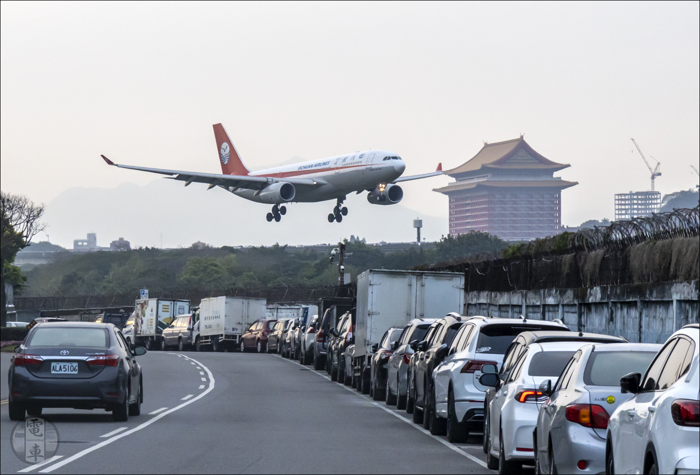 A Sichuan Airlines egyik Airbus A321-es gépe érkezik Taipei - Songshan repülőtérre.