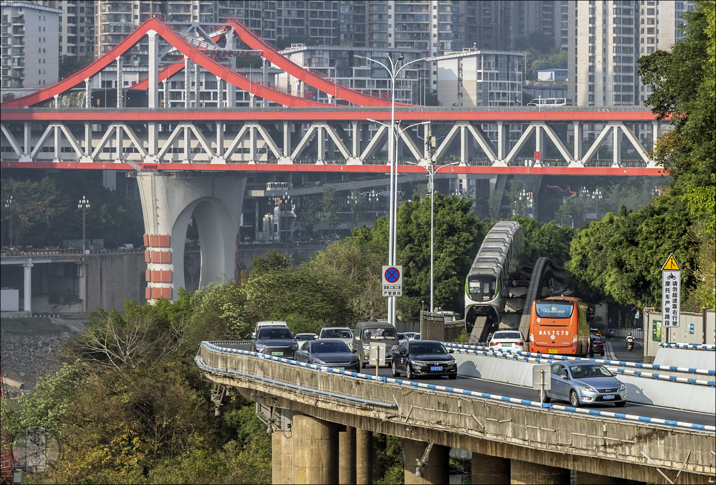 A 2-es vonal egyik járműve halad Zengjiayan és Niujiaotuo megállók közt, háttérben a 10-es vonalat is tartalmazó Zengjiayan-híd.