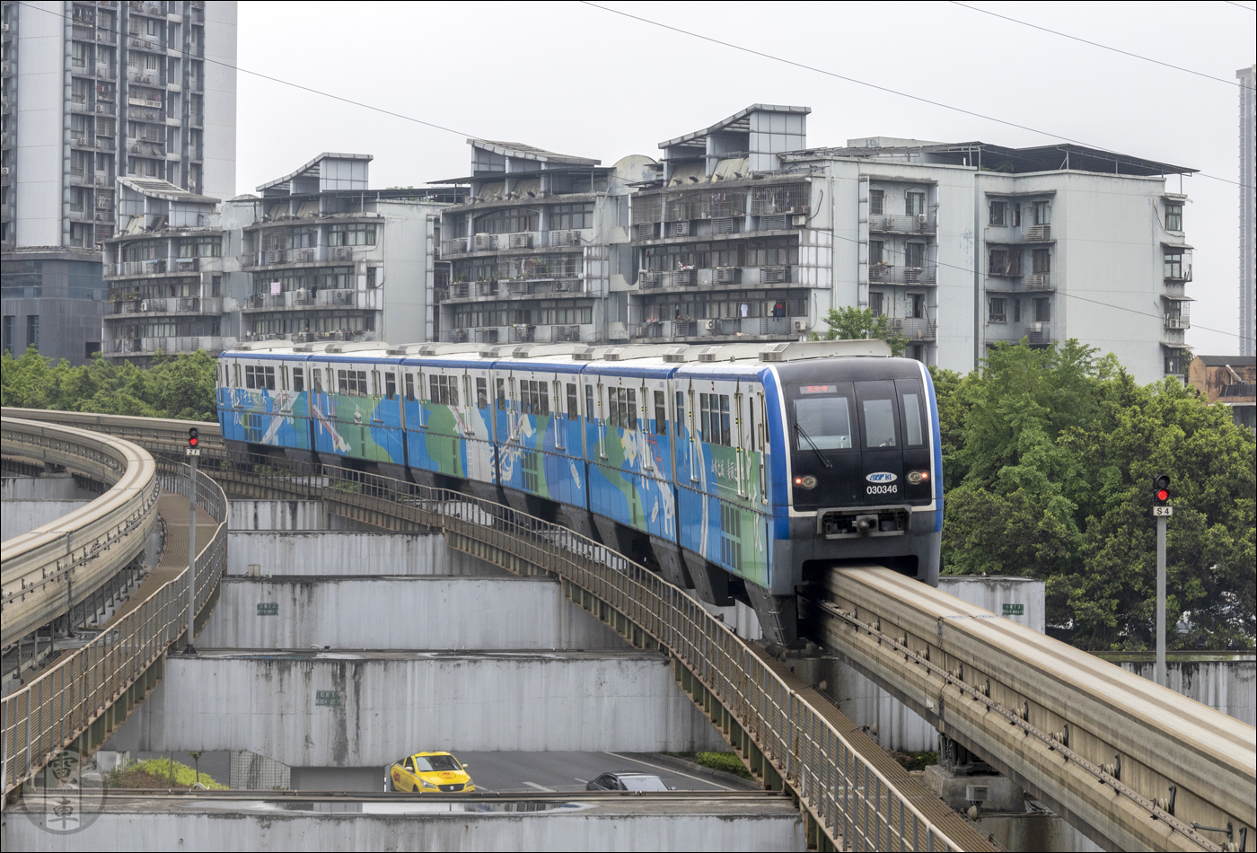 A chongqingi metró 3-as vonala még elődjén is túltesz: A közel 70km hosszú vonalon kizárólag 6- és 8-kocsis járművek közlekednek, egy retúr út a vonalon pedig egy egész délelőttöt is felemészthet.