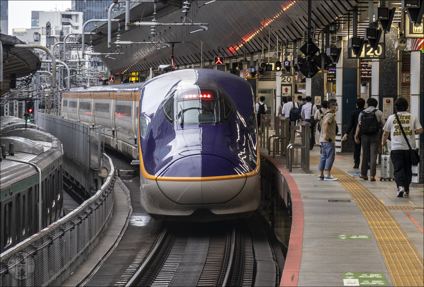 A JR East legújabb járműve, az E8-as sorozatú shinkansen Tokyo állomáson.