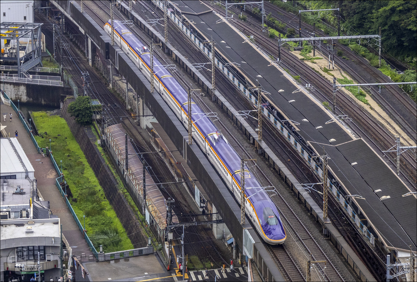 Egy Yamagata felől érkező E8-as sorozatú shinkansen halad át Oji megállónál.