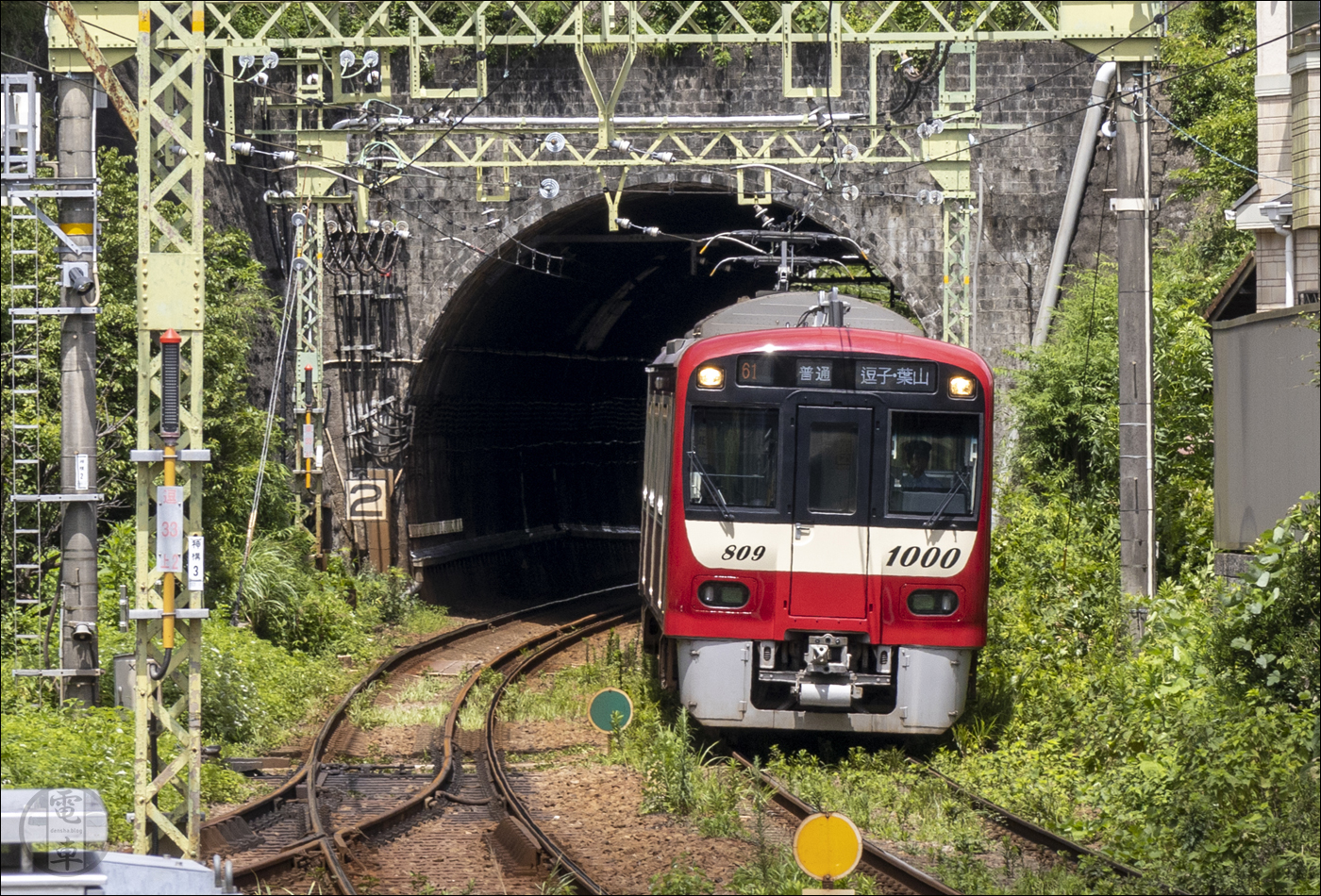 A kettős nyomtáv Jimmuji megállónál ér véget. Az 1067mm nyomtávú vágány a peron mögött folytatja útját a Keikyu vonalával párhuzamosan.