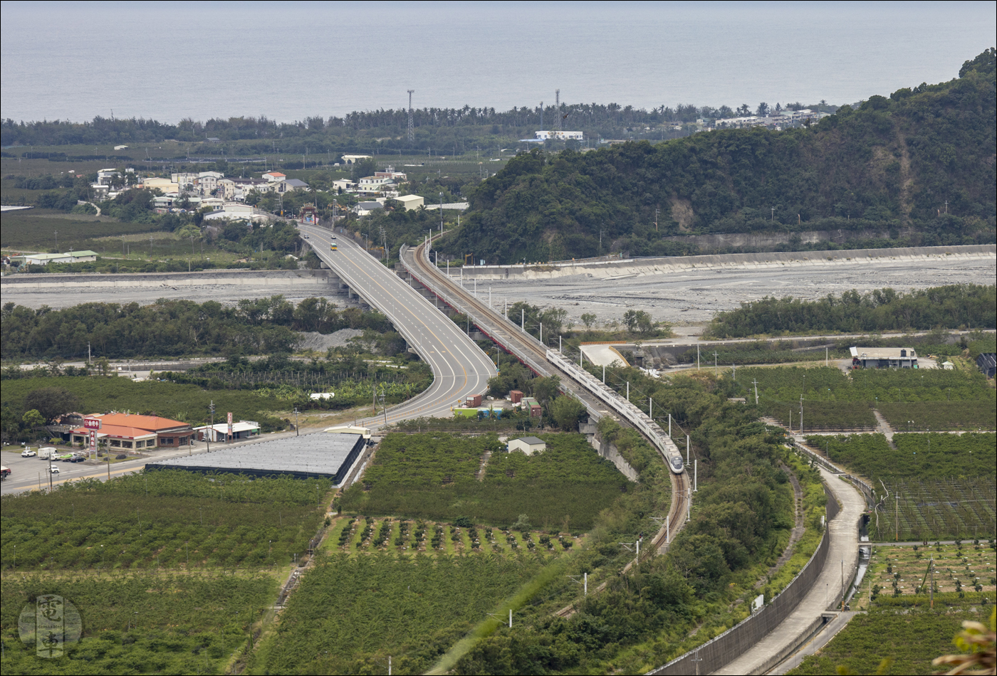 Ez is egy Kaohsiung felé tartó gyorsvonat. A sínek környékén megfigyelhető ültetvényeken pedig túlnyomórészt cukoralmát termesztenek.