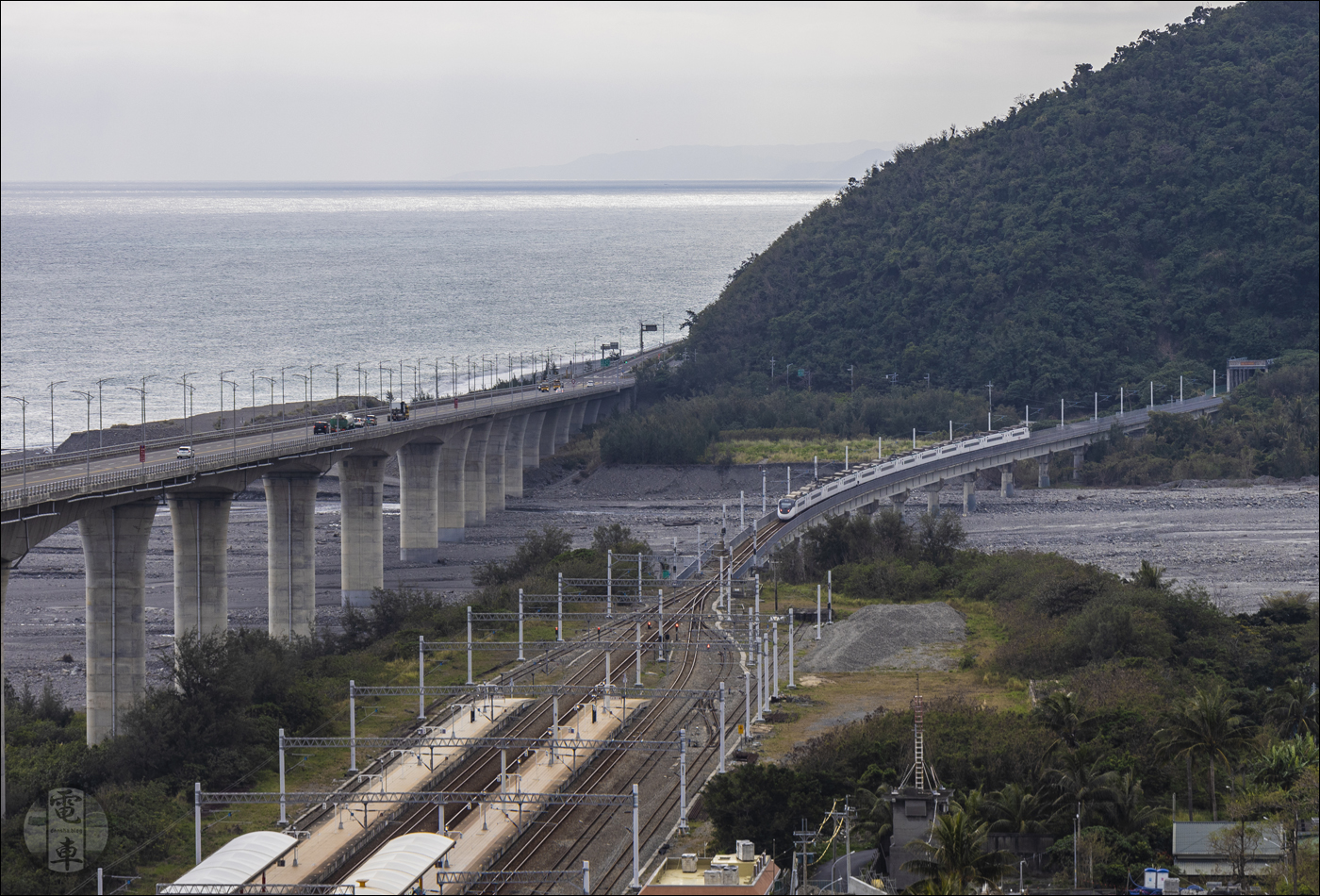A napi 5 pár Taichung - Taitung viszonylatú gyorsvonatok egyike. A villamos motorvonatok érkezése, a villamosítás és a vasúti pálya átfogó korszerűsítése előtt e távot kb. 6,5 óra alatt tették meg a régi 1990-es években készült Nippon Sharyo gyártmányú dízel motorvonatok, míg napjainkban kb. 4 óra ugyanez az út, összehasonlíthatatlanul nagyobb komfortban.