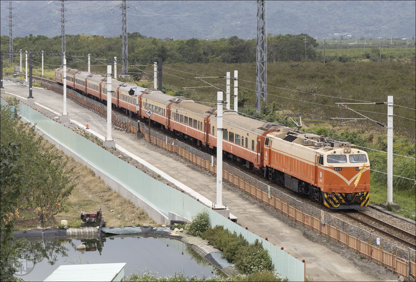 Az egyik utolsó mohikán ez a TRA E200-as sorozat (GE E42C) által továbbított sebesvonat. Az efféle sebesvonatok száma országos szinten is rendkívül megcsappant az utóbbi években, többségüket „gyorsított személyvonattá” alakították át, melyek megállási rendje megegyezik, ám felár nélkül igénybe vehetőek. A képen egyébként látható a készülőben lévő kétvágányú pálya is.