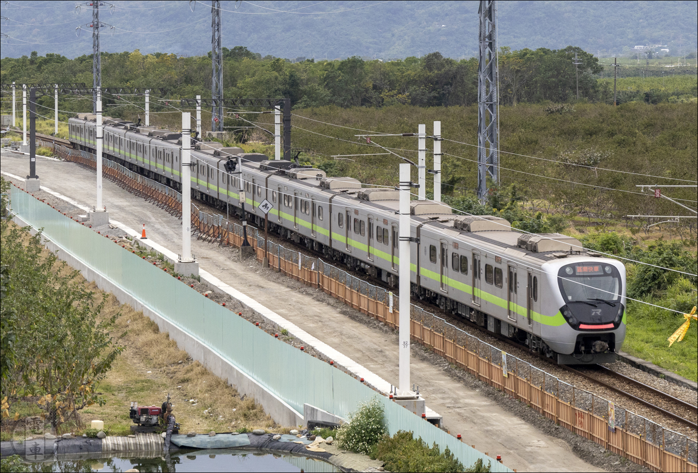 Egy EMU900-as sorozat által kiszolgált „gyorsított személyvonat” látképe.