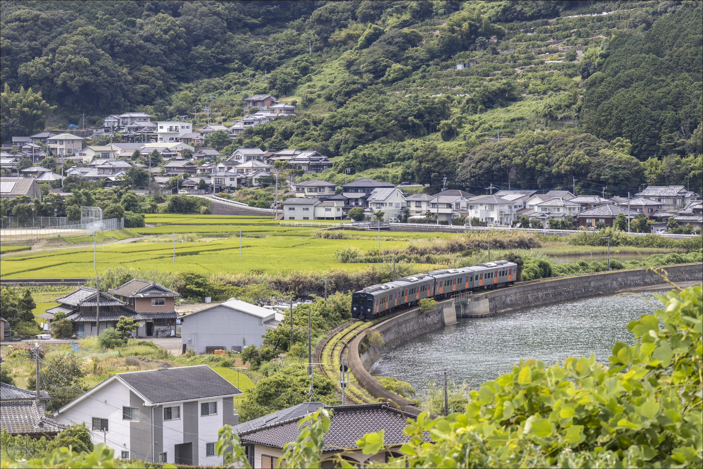 Egy YC1-es sorozatú motorvonatból kiállított duó halad a Nagasaki fővonal Nagayo ágán, Higashisono megálló közelében.
