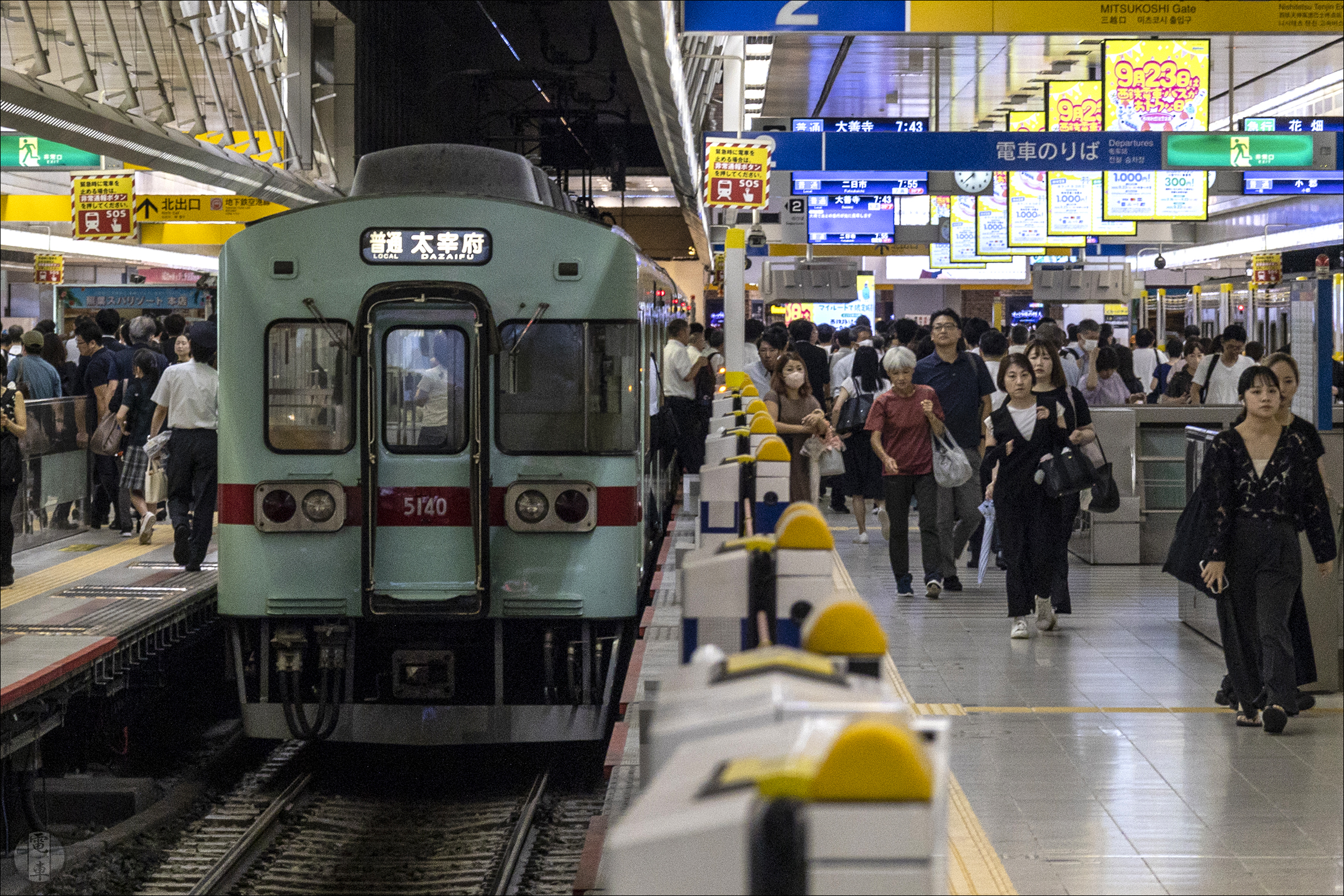 Utasok érkeztek a Nishitetsu Fukuoka Tenjin állomására a reggeli órákban.