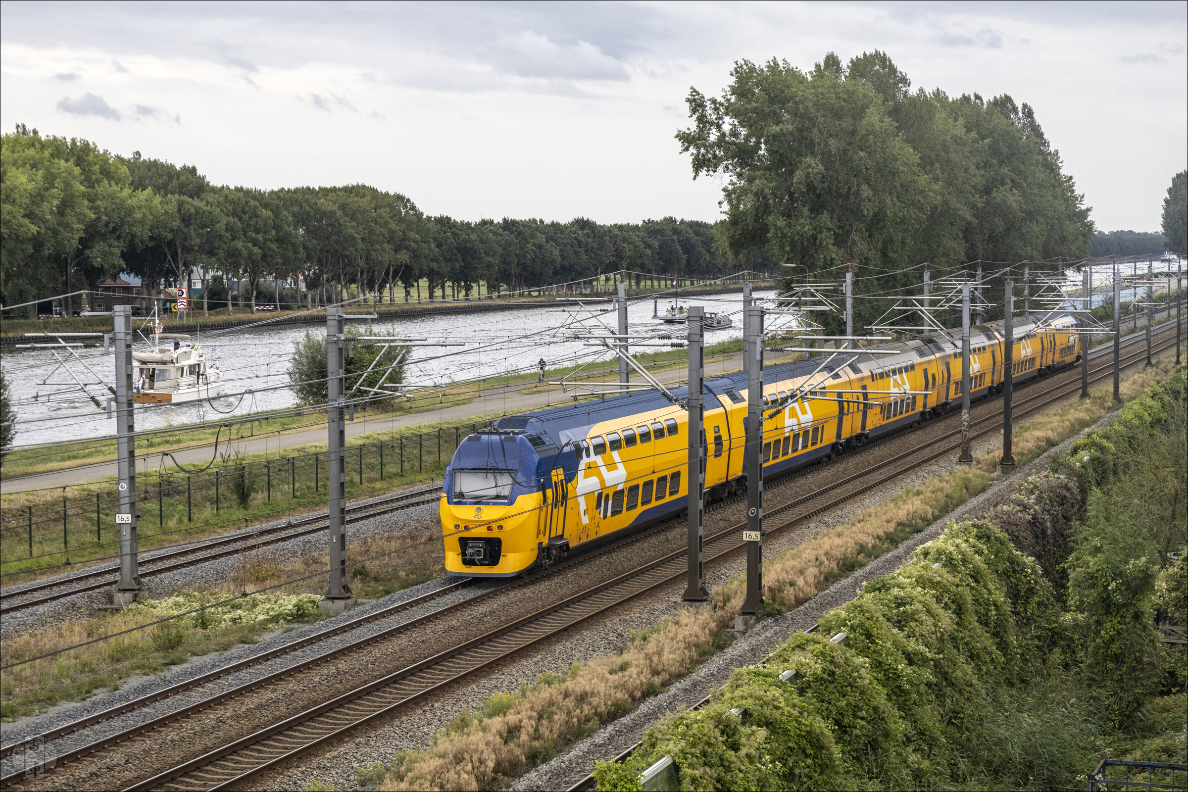 A holland vasúttársaság (NS) egy Verlengd InterRegio Materieel (VIRM) szerelvénye Breukelen és Abcoude megállók között.