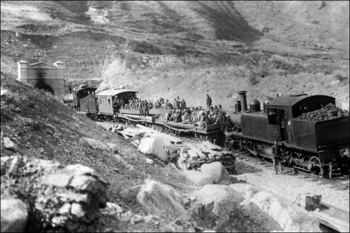 A Fengtai - Zhangjiakou vasútvonal építési munkálatai 1907-ben, előtérben egy 1906-os, Baldwin gyártmányú 2-6-4T tengelyelrendezésű, DB3-as sorozatú mozdony, melyből összesen 4 érkezett Kínába. E vonal napjainkban a Peking – Baotou, 824km hosszú vonal része, míg a „korszerűtlen” építőmérnöki megoldásokat tartalmazó szakaszok műemlékként funkcionálnak. (Forrás: RedoCN)
