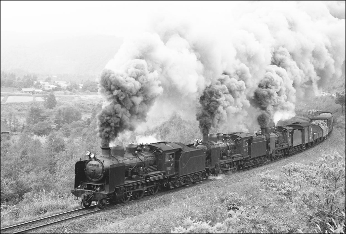 Tehervonat az 1960-as években a mára már megszűnt Abashiri fővonalon. (Ismeretlen szerző)