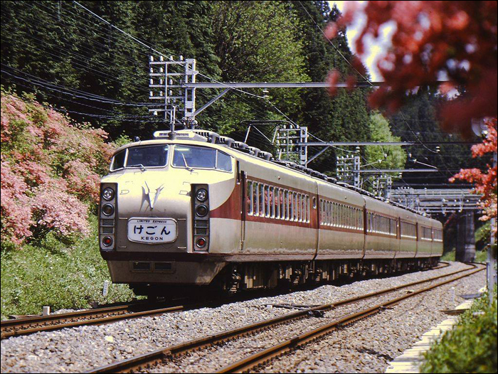 Nikko felé tartó, 1720-as sorozat által kiszolgált „Kegon” járat halad Itaga állomás közelében 1983 nyarán. (Fotó: Ogawa Takashi)
