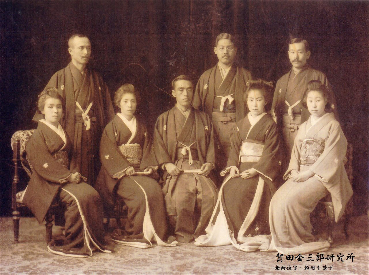 Kada Kinzaburo (középen) kegyencei körében. Érdemes megemlíteni, hogy Kinzaburo az 1900-as évek elején a Musashi Electric Railway Co.-nál, majd a Tokyu Railway Co.-nál is vezető tisztséget töltött be. (Forrás: Kada Kinzaburo Kutatócsoport)