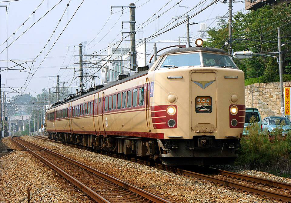 JNR festésű 381-es sorozat a mai „Konoutori” járatok közvetlen elődjének tekinthető „Kitakinki” gyorsvonatként Kawanishi-Ikeda állomás közelében. (Fotó: Akagawa Eiji)