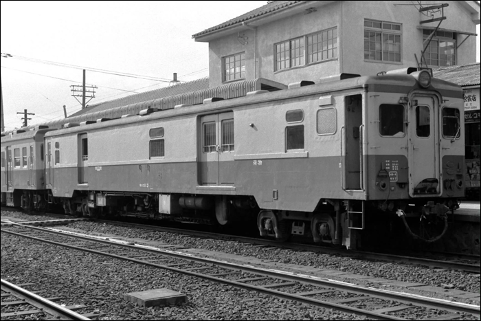 A három legyártott KiYuNi 11-es sorozatú motorkocsi egyike Miyoshi állomáson 1976-ban. (Fotó: Akamoto Yusuke | Forrás: Okahime no tetsudo kiroku)