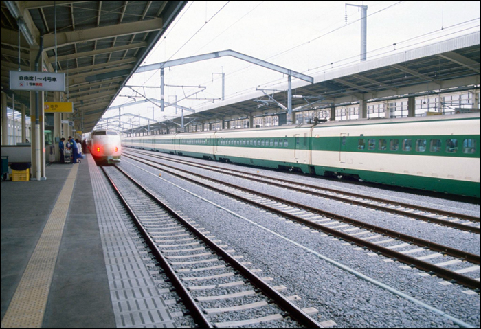 A Joetsu shinkansenen található Kumagaya állomás peronjai két, 200-as sorozatú shinkansennel a vonal megnyitásának napján. Megfigyelhetjük még, hogy milyen szép, tiszta a zúzottkő is. (Fotó: Hagimura Norikazu)