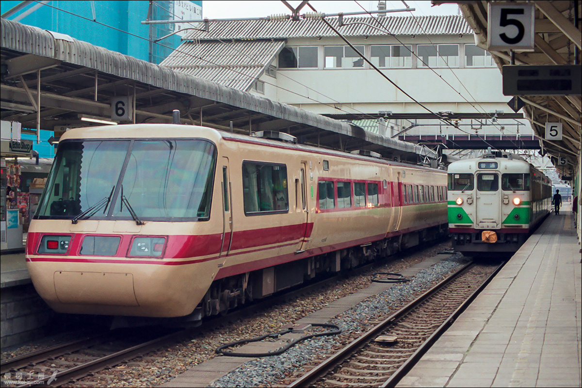 A KuRo 381-10-es alsorozatú, a korábbi első osztályú kocsikból 1988-ban kialakított panorámakocsik egyikével megfejelt „Shinano” gyorsvonat Nagano állomáson 1994-ben. (Forrás: Keizukobo)