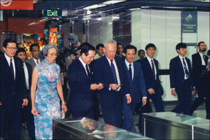 Lee Kuan Yew (őszes partner középen) és felesége (az egyetlen nő a képen) a szingapúri metró első szakaszának 1987-es átadásának napján.