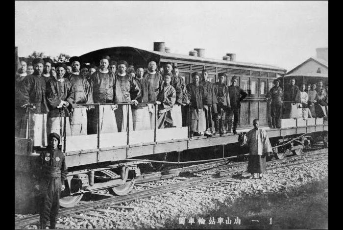 Li Hongzhang és egyéb kínai tisztviselők Tangshan állomásán 1888 októberében. (Forrás: Read01)