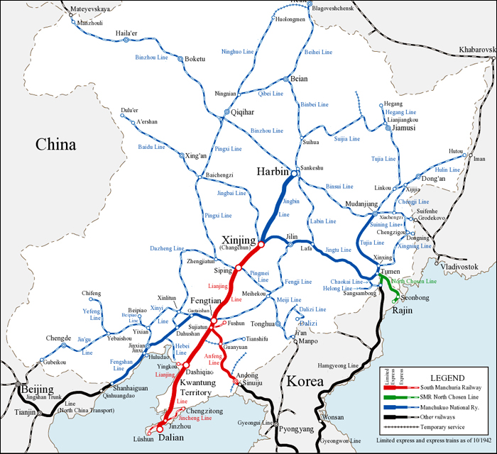 Északkelet-Kína, illetve Mandzsúria vasúthálózata 1942-ben. Japán a Dél-Mandzsúriai Vasúti Terület kijelölését követően a térképen a vörös színnel jelzett vonalak mindkét oldalán egy-egy, 62 méteres széles sávban további kizárólagos fennhatóságot szerzett, melynek összterülete a 250km2-t is elérte. E vonalakon alakult meg 1906-ban a Dél-Mandzsúriai Vasúttársaság (továbbiakban: Mantetsu) is, mely később, a mandzsúriai japán bábállam 1932-as megalapítását követően beleolvadt a Mandzsúriai Állami Vasúttársaságba. (Forrás: Wikipedia)