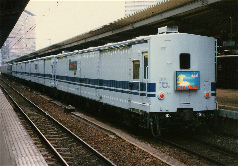 A „Euroliner” festésű MaNi 44-es sorozatú teherkocsikkal kiegészített „Car Train Euro Nagoya” szerelvénye. (Forrás: Ameblo | Hide Express)