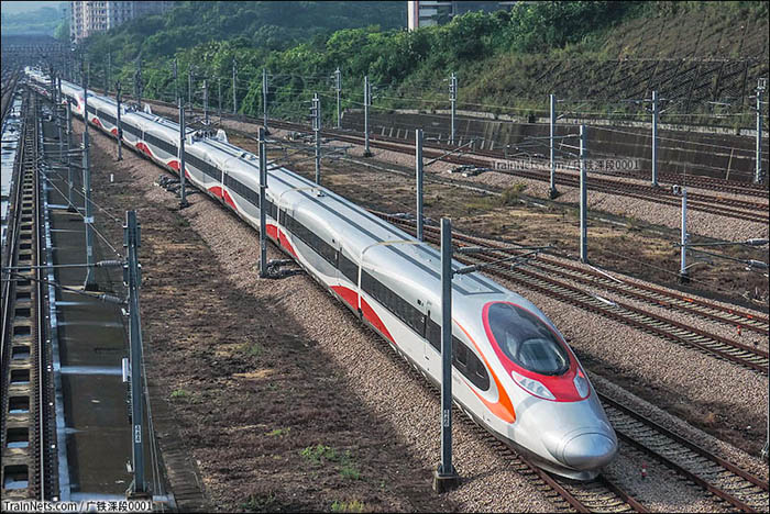 MTR CRH380A sorozatú motorvonatok Shenzhen-Északi állomás közelében. (Forrás: Trainnets)