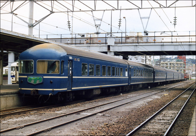A „Kirishima” éjszakai gyorsvonat szerelvénye Nishi-Kagoshima (ma Kagoshima-Chuo) állomáson 1991-ben. (Forrás: Akebonoroman)