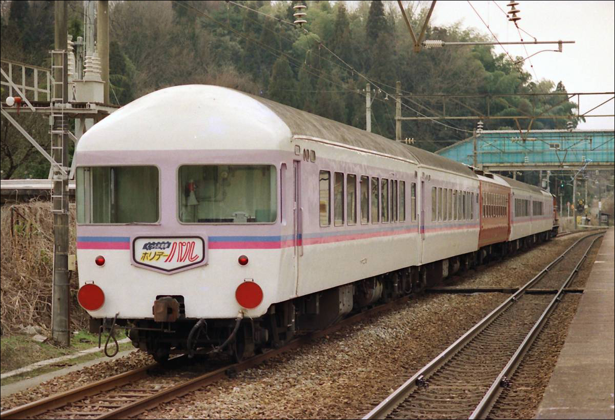 Az NaHaNeFu 22-701-es kocsi a valamilyen átalakításon átesett 20-as sorozatú kocsik maroknyi táborát erősíti. A JNR által 1984-ben átalakított öt darab NaHaNe 20-as és egy darab NaHaNeFu 22-es típusú kocsi a „Holiday Pal” (ホリデーパル) kirándulóvonatban közlekedett, míg a helyi jogutód, a JR West 1997 tavaszán meg nem szüntette azt. (Ismeretlen szerző)