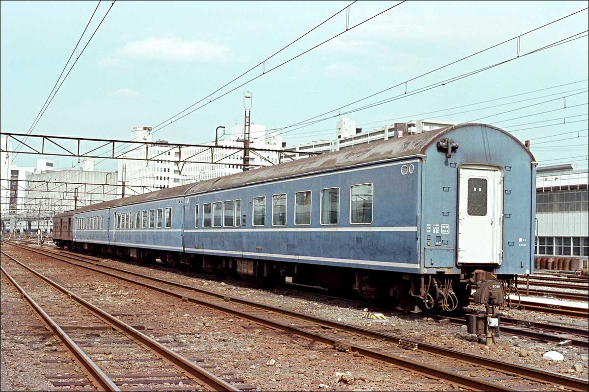 NaShi 20-as sorozatú étkezőkocsik Shinagawa állomás közelében 1983-ban. (Forrás: Ozayo1965)