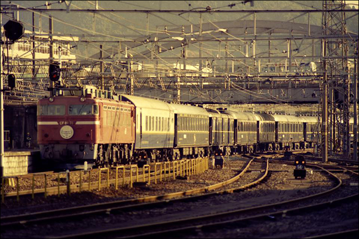 A Nostalgic Istanbul Orient Express szerelvénye érkezik Kyoto állomására egy EF81-es sorozatú mozdony közreműködésében. (Fotó: Hosotani Masato).