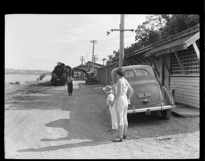 Személyvonat érkezik Opua állomására 1952-ben. (Forrás: Engineering New Zealand)