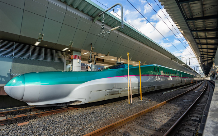 A(z egyik) jelenlegi japán sebességrekorder, az E5-ös sorozatú shinkansen. Elméletben ugyan ez a típus is alkalmas lenne a 360km/h-s utazósebességre, jelenleg még a Tohoku shinkansen leggyorsabb, Utsunomiya – Morioka szakasza is legfeljebb 320km/h-t engedélyez.