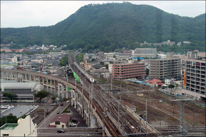 Jelenlegi állapotok Fukushima állomásánál, középen a Tohoku shinkansen, bal oldalon pedig a Yamagata shinkansen kiágazása mely egyfajta rámpát segítségével tér vissza a földfelszínre. (Forrás: Fuku-Ozisan)
