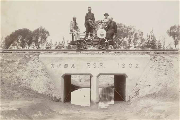 A Pekin Syndicate Railway (PSR) egyik vasúti kezdeményezése 1902-ben. (Forrás: The Rotschild Archive)