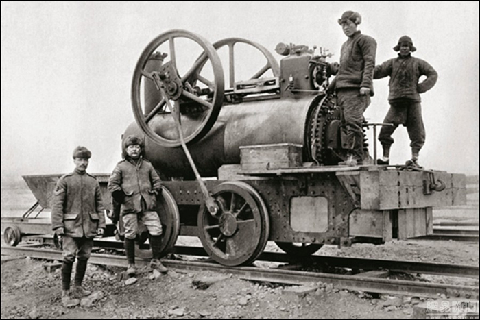 A George Stephenson legendás „Rocket” gőzmozdonya alapján készült jármű elvileg Kína első, hazai gyártású gőzmozdonya, a „Rocket of China”. (Forrás: 163.com)