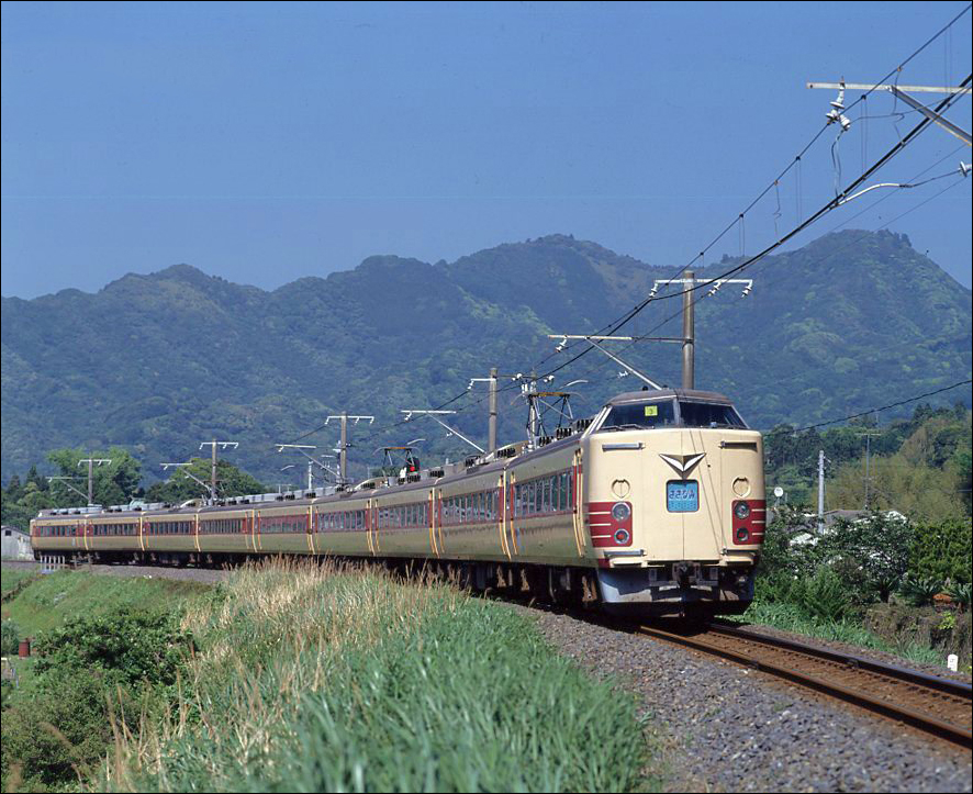 Egy 183-0-s sorozatú „Sazanami” gyorsvonat az Uchibo vonalon Iwai és Tomiura állomások közt 1995 májusában. (Fotó: Sugisaki Kenichi)