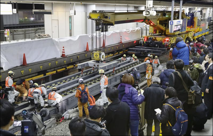 Pályaépítési munkálatok a Tokaido shinkansen Shinagawa állomásánál. A Chuo shinkansen itteni végállomása közvetlenül a jelenlegi állomás alatt kap helyet, így statikai okokból az állomásépület több részén is cserélni kellett a meglévő pálya- és épületrészeket. (Forrás: Kiji.is)
