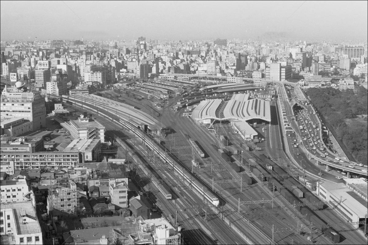 Az egykori Shiodome teherpályaudvar látképe. Ma ugyanezen a környéken hatalmas szállodákat, illetve a Toei Metro Oedo és a Yurikamome vonal hasonló nevű állomását találjuk.