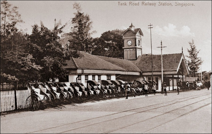 Az 1907 és 1936 között üzemelő szingapúri Tank Rd. állomás felvételi épülete, az előtérben néhány „riksával” (malájul: lanca).