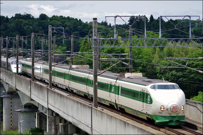 A Tohoku shinkansen megnyitásának 30. évfordulójára kialakított egyik 200-as sorozatú shinkansen halad a Tokyo – Morioka viszonylatú „Yamabiko” 235-ös járattal 2012. június 23-án.