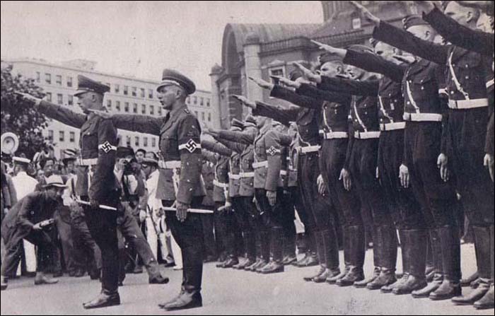 Tisztelgő Hitlerjugendek Tokyo állomás előtt 1938-ban.