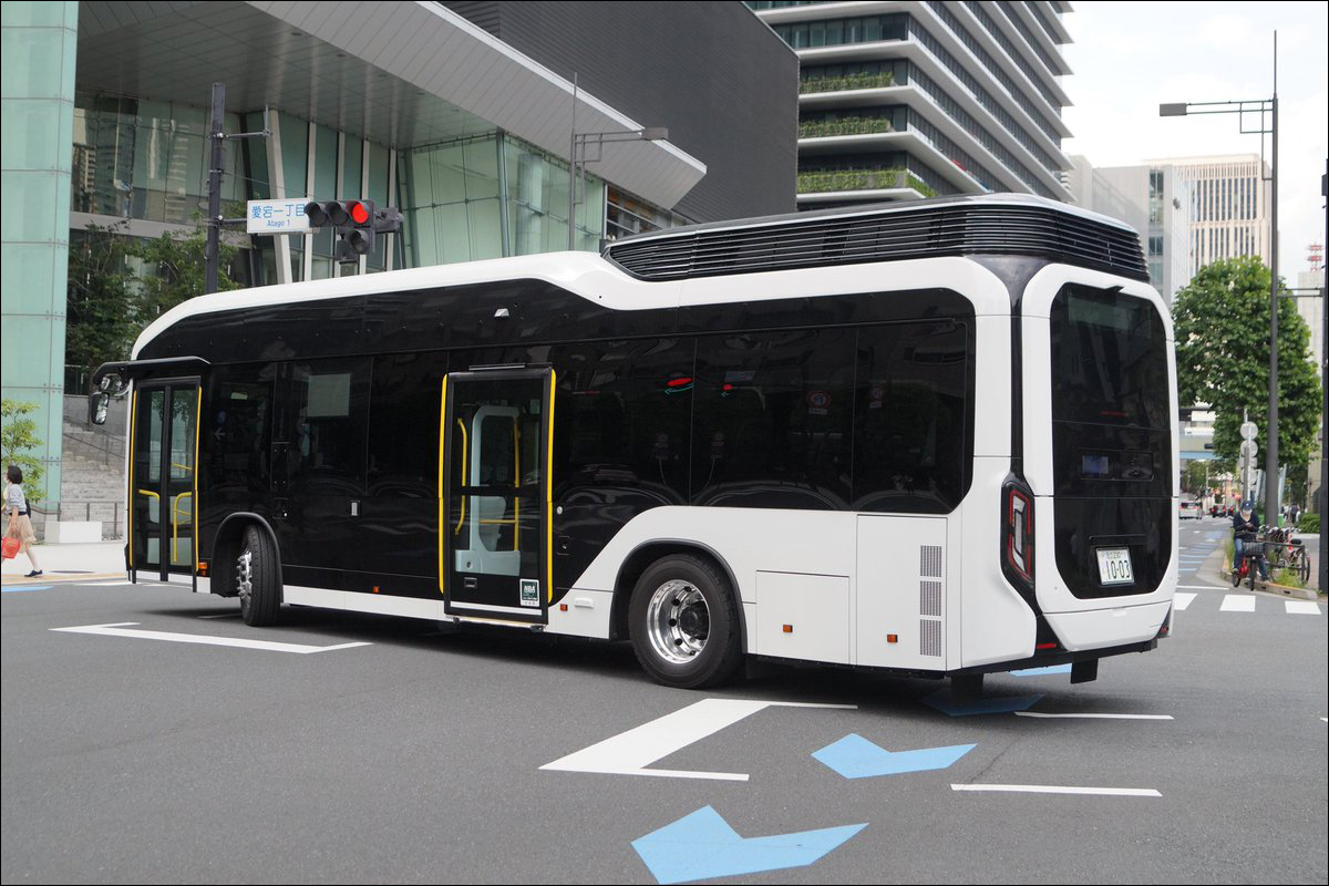 A Toyota Sora típusú, üzemanyagcellás buszaival a város főpályaudvarának közelében találkozhatunk, ám a JR East - Hitachi - Toyoto triónak köszönhetően mindez hamarosan a síneken is megjelenhet. (Forrás: Twitter | Busstop1234)