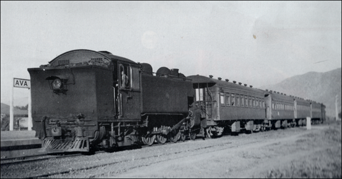 Az 1823-as számú, Taita - Wellington viszonylatú személyvonat Ava megállónál egy 4-6-4T tengelyelrendezésű Wab sorozat közreműködésével 1947. október 11-én. (Fotó: W. W. Stewart | Forrás: Thomas A. McGavin: Electric Units and Suburban Trains. In: The New Zealand Railway Observer 1984, vol. 41. 142. p.)