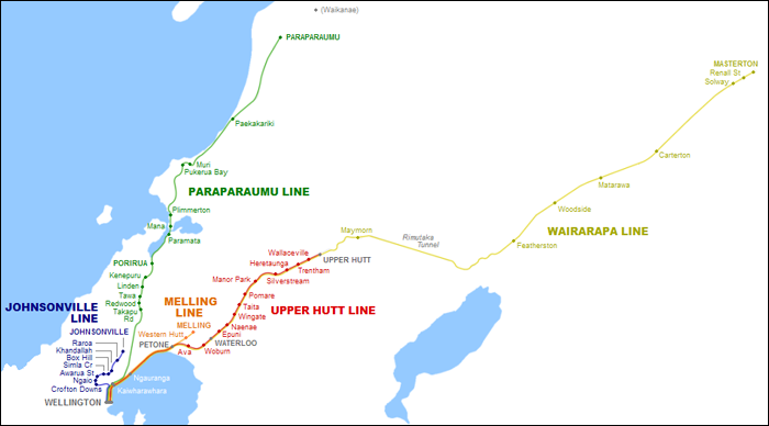Wellington elővárosi vasútjai. Apró kiegészítés, hogy nyugaton, a Tasman-tenger partján a villamosított szakasz már Waikanae megállójáig ér, Muri állomása 2011-ben megszűnt, illetve a Wairarapa vonal teljes egészében villamosítás nélküli. (Forrás: Wikipedia | A képre kattintva az nagyobb méretben is megtekinthető!)