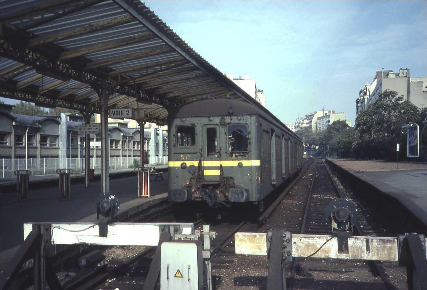 État, később SNCF Z1500-as sorozatú motorvonat Auteuil – Boulogne állomáson 1982-ben. (Forrás: Smiley.toerist | Wikimedia)